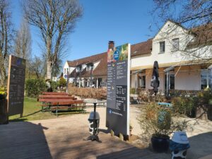 Biergarten mit Hausansicht